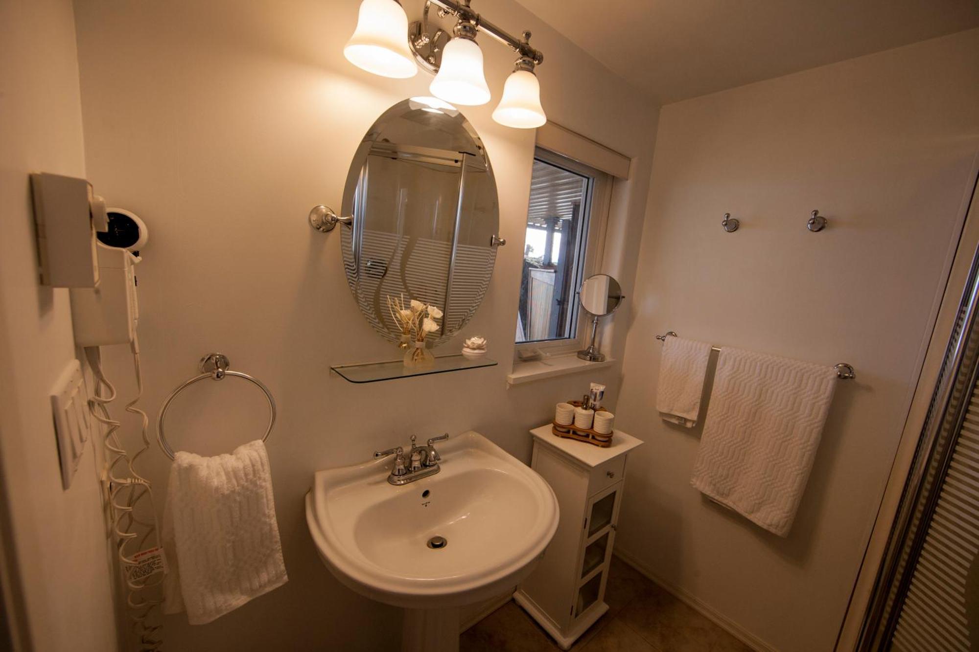 Shangri-La Oceanfront Vacation Home Bedwell Harbour Extérieur photo