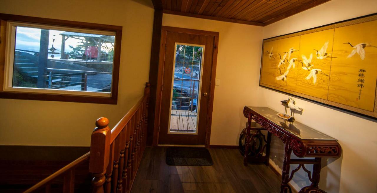Shangri-La Oceanfront Vacation Home Bedwell Harbour Extérieur photo