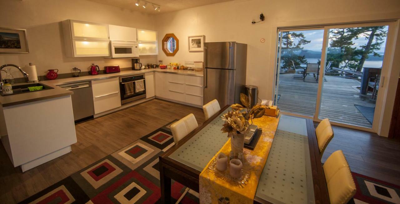Shangri-La Oceanfront Vacation Home Bedwell Harbour Extérieur photo